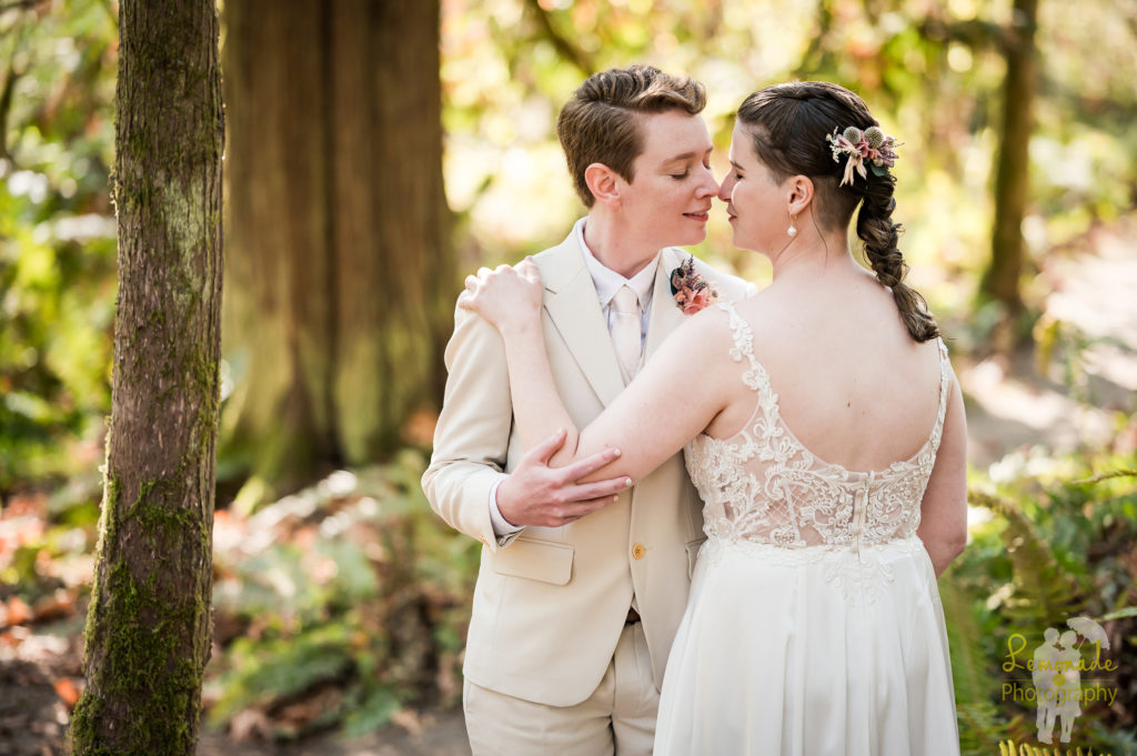 Couple kissing at Manchester State park wedding